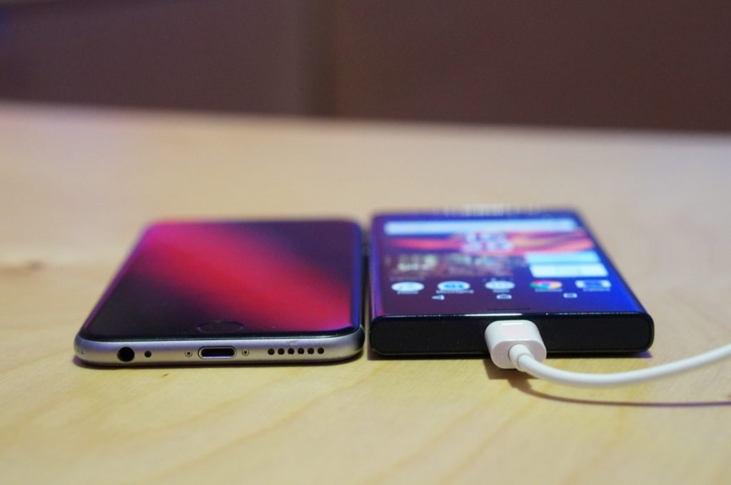 Epaisseur en comparaison avec l'iPhone 6S Epaisseur en comparaison avec l'iPhone 6S