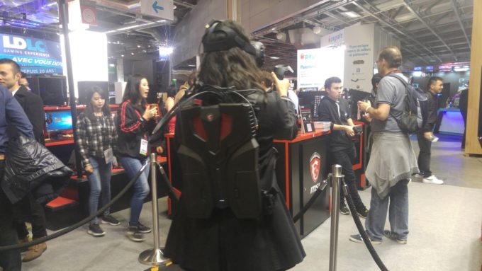 Le VR One Backpack de MSI est à l'essai sur son stand