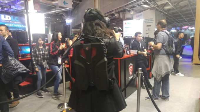 Le VR One Backpack de MSI est à l'essai sur son stand Le VR One Backpack de MSI est à l'essai sur son stand