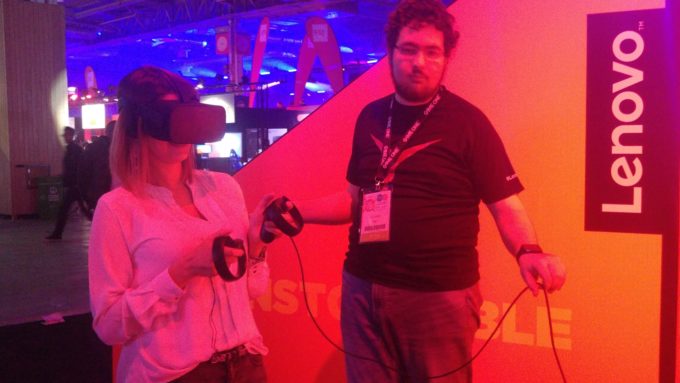 Sur le stand Lenovo, on peut tester l'Oculus Rift Sur le stand Lenovo, on peut tester l'Oculus Rift