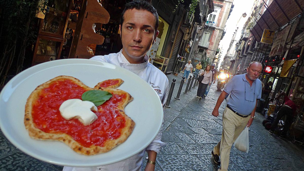 epa02953250 An apple-shaped pizza as a tribute to Steve Jobs in Naples, Italy, 06 October 2011. Steve Jobs, the co-founder and CEO of Apple died on 05 October 2011 at the age of 56 in California after a long battle with pancreatic cancer.  EPA/CESARE ABBATE