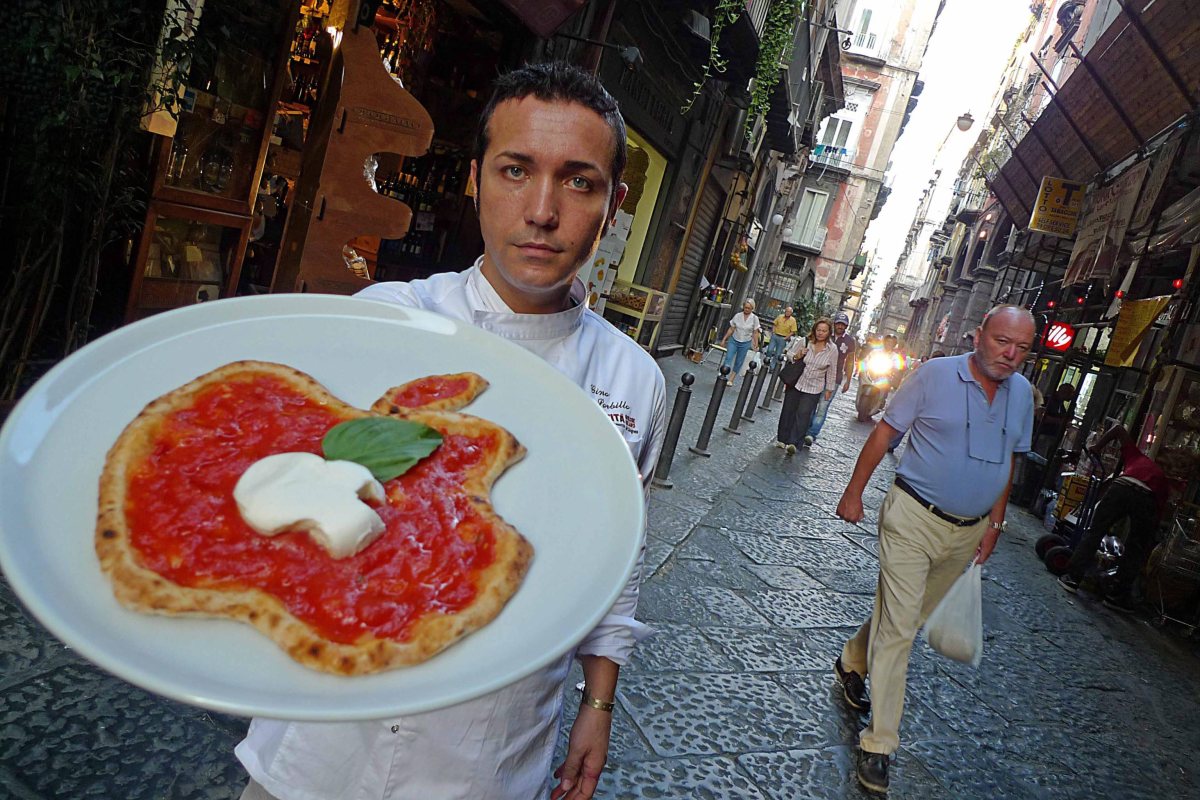 epa02953250 An apple-shaped pizza as a tribute to Steve Jobs in Naples, Italy, 06 October 2011. Steve Jobs, the co-founder and CEO of Apple died on 05 October 2011 at the age of 56 in California after a long battle with pancreatic cancer.  EPA/CESARE ABBATE