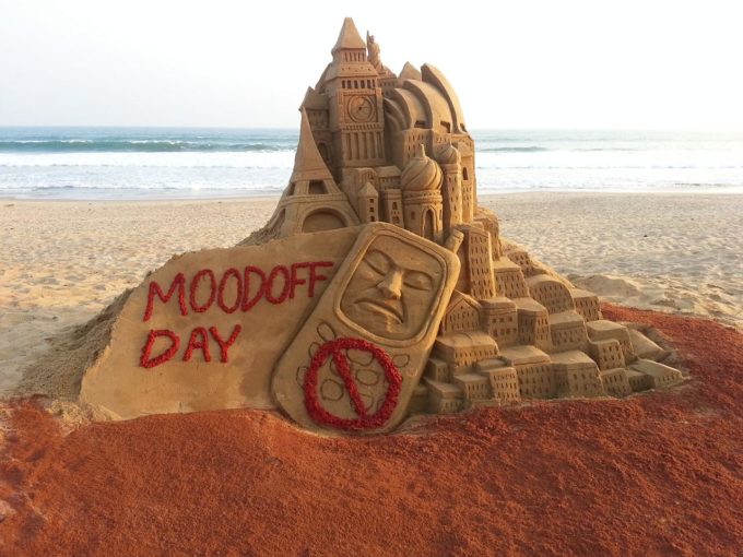 smartphone-addiction_moodoff-day_sand-sculptures