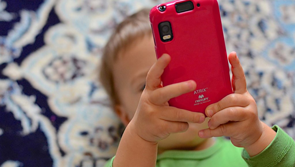 enfant-smartphone-telephone-bebe