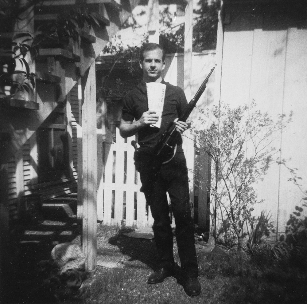 La photo à charge retenue contre Lee Harvey Oswald,, avec l'arme du crime, considérée par de nombreux sceptiques comme un photo-montage. Credit : Marina Oswald