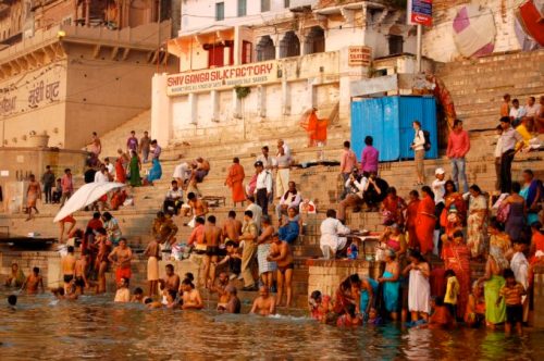Ablutions dans le Gange.