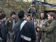 Rogue One: A Star Wars Story..L to R: Alan Tudyk (K-2SO), Felicity Jones (Jyn Erso), Diego Luna (Cassian Andor), Donnie Yen (Chirrut Imwe), Jiang Wen (Baze Malbus), and Director Gareth Edwards on set. ..Ph: Jonathan Olley..© 2016 Lucasfilm Ltd. All Rights Reserved.