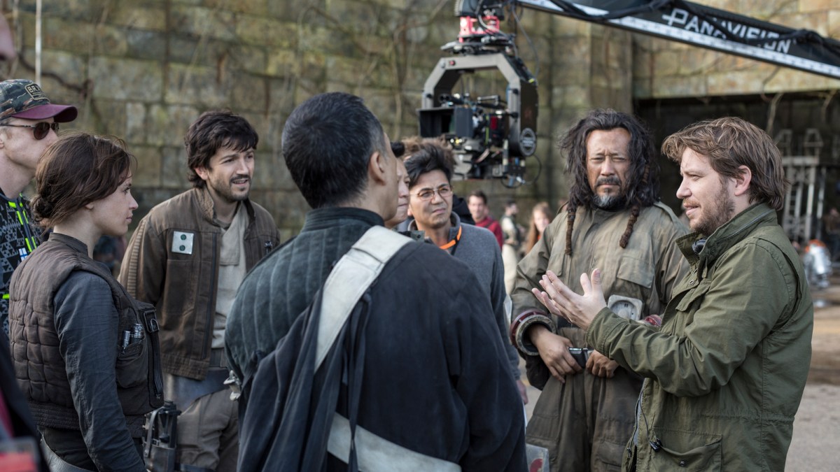 Rogue One: A Star Wars Story..L to R: Alan Tudyk (K-2SO), Felicity Jones (Jyn Erso), Diego Luna (Cassian Andor), Donnie Yen (Chirrut Imwe), Jiang Wen (Baze Malbus), and Director Gareth Edwards on set. ..Ph: Jonathan Olley..© 2016 Lucasfilm Ltd. All Rights Reserved.