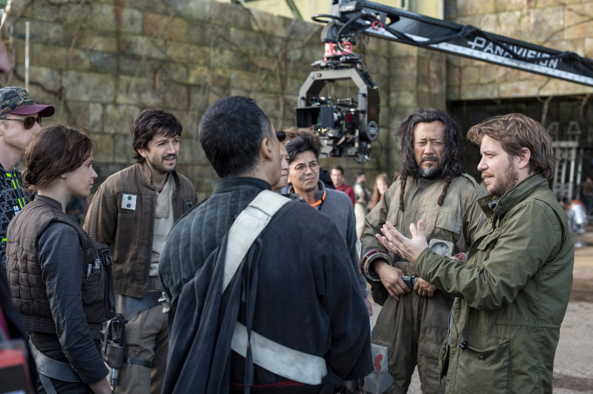 Rogue One: A Star Wars Story..L to R: Alan Tudyk (K-2SO), Felicity Jones (Jyn Erso), Diego Luna (Cassian Andor), Donnie Yen (Chirrut Imwe), Jiang Wen (Baze Malbus), and Director Gareth Edwards on set. ..Ph: Jonathan Olley..© 2016 Lucasfilm Ltd. All Rights Reserved.