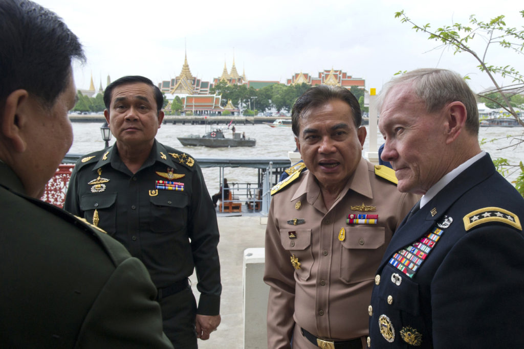 Le général Prayut (en habit marron), leader du coup d'État et Premier ministre thaïlandais.