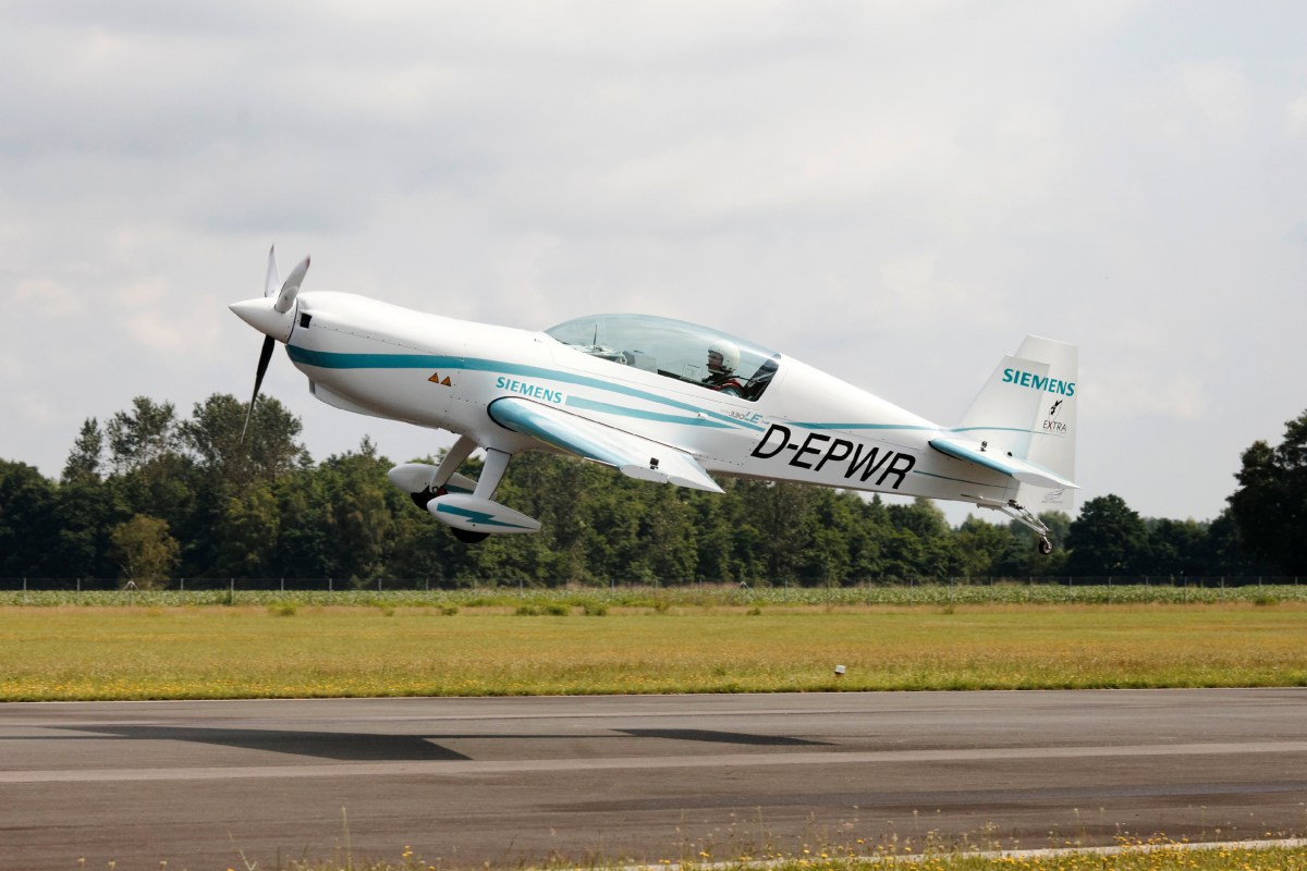 Erfolgreicher Jungfernflug: Erstmals fliegt ein Flugzeug der Zertifizierungs-Kategorie CS23 mit Permit-to-Fly rein-elektrisch. Der Siemens-Motor hat eine Leistung von 260 Kilowatt und ein Gewicht von nur 50 Kilogramm – damit verfügt er über ein Rekord-Leistungsgewicht.

For the first time ever, a plane in the certification category CS23 flies with Permit-to-Fly purely electric. The plane is powered by a 260 kilowatt Siemens motor that weighs a mere 50 kilogramm – a record-setting power-to-weight ratio.