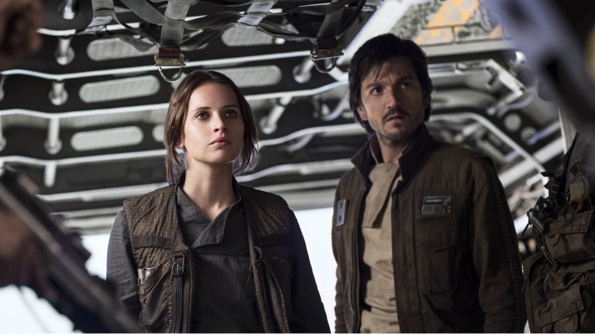 Diego Luna avec Felicity Jones, dans Rogue One. // Source : Lucasfilm