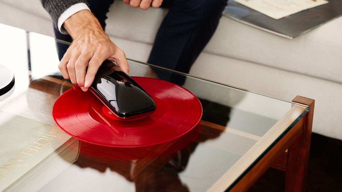 love_turntable_revolutionary_smartphone_controlled_turntable_crowdfunding_agency2-0_gallerya-compressor