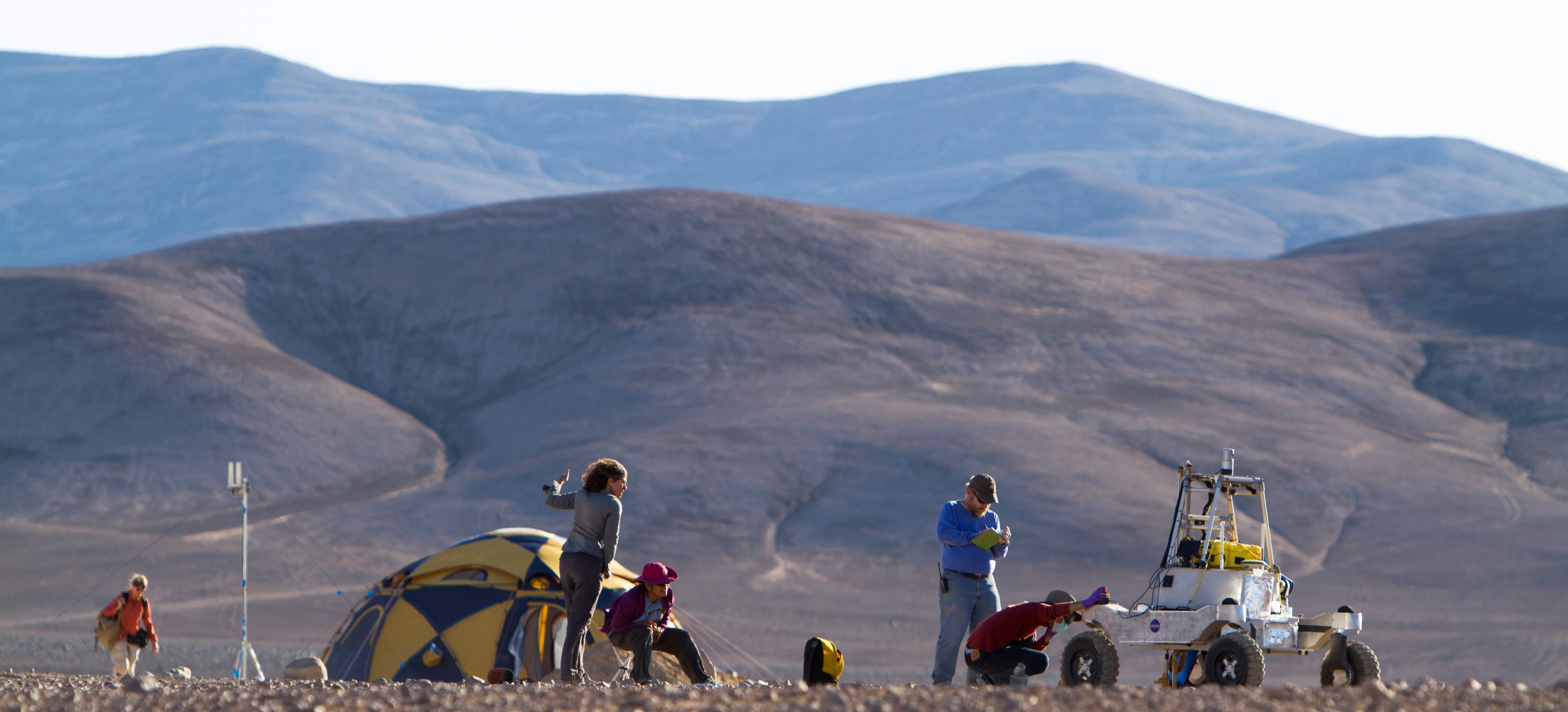 Avant de rechercher la vie sur Mars, la Nasa entraîne son rover dans le ...