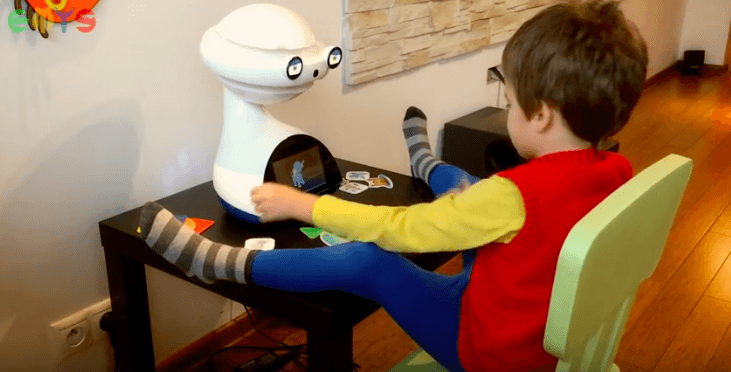 Oubliez les cours particuliers : le robot Emys enseigne les langues  étrangères à votre enfant - Numerama