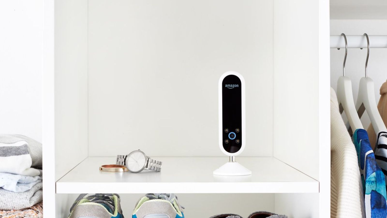 Amazon lance l'echo look, une caméra intelligente qui vous dit comment (bien) vous habiller