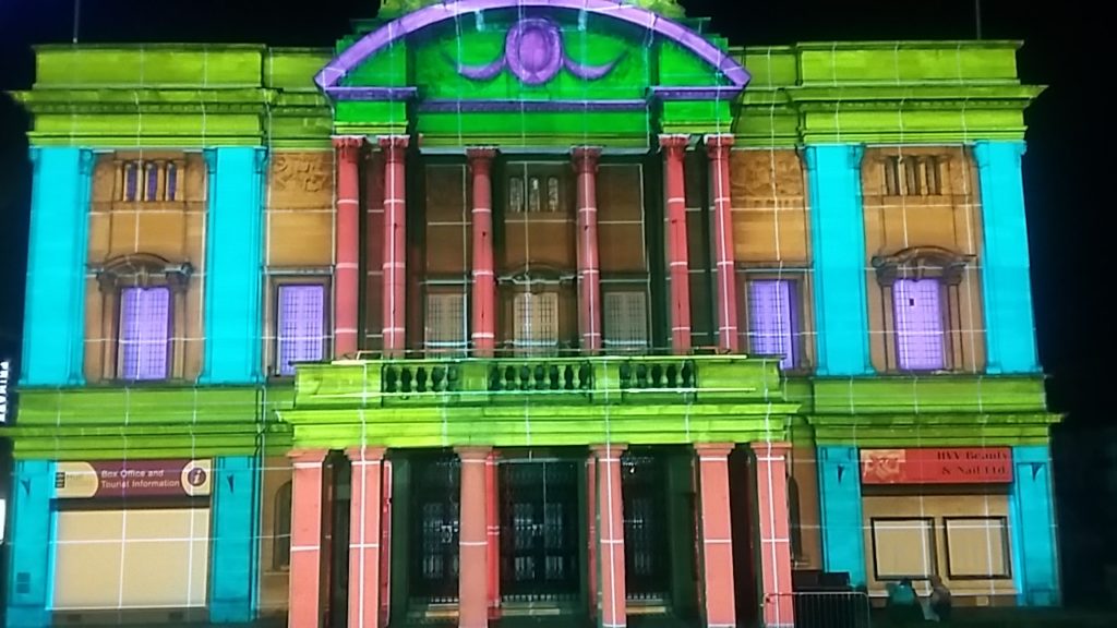 Animation et jeu de lumière sur la mairie d'Hull City, pendant l'édition 2017 de City of Culture