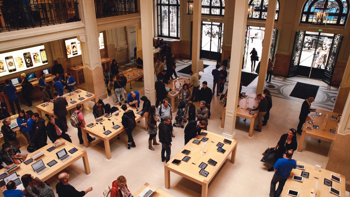 Apple Store Opera. // Source : Wikimedia/Cristian Bortes