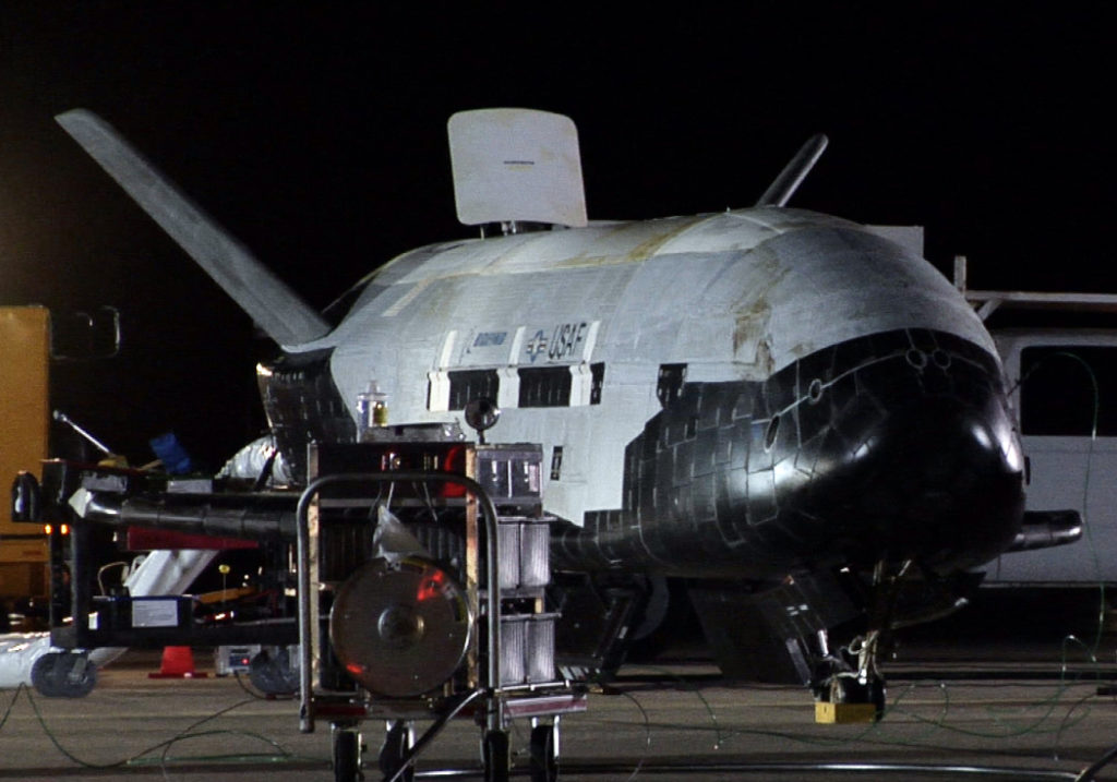 boeing_x-37b_after_landing_at_vandenberg_afb_3_december_2010_-_2 boeing_x-37b_after_landing_at_vandenberg_afb_3_december_2010_-_2