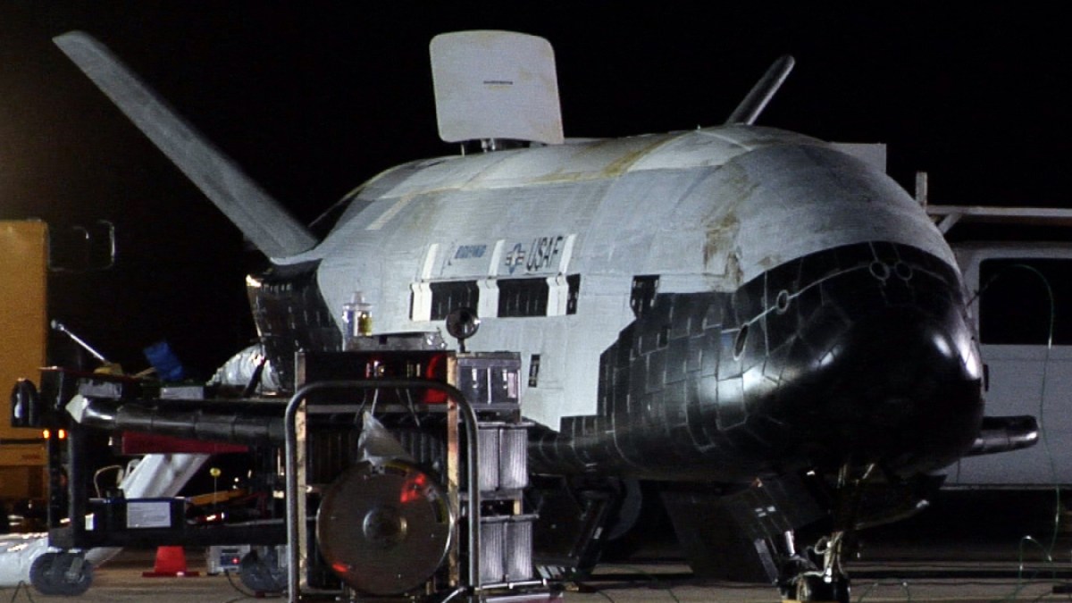 boeing_x-37b_after_landing_at_vandenberg_afb_3_december_2010_-_2