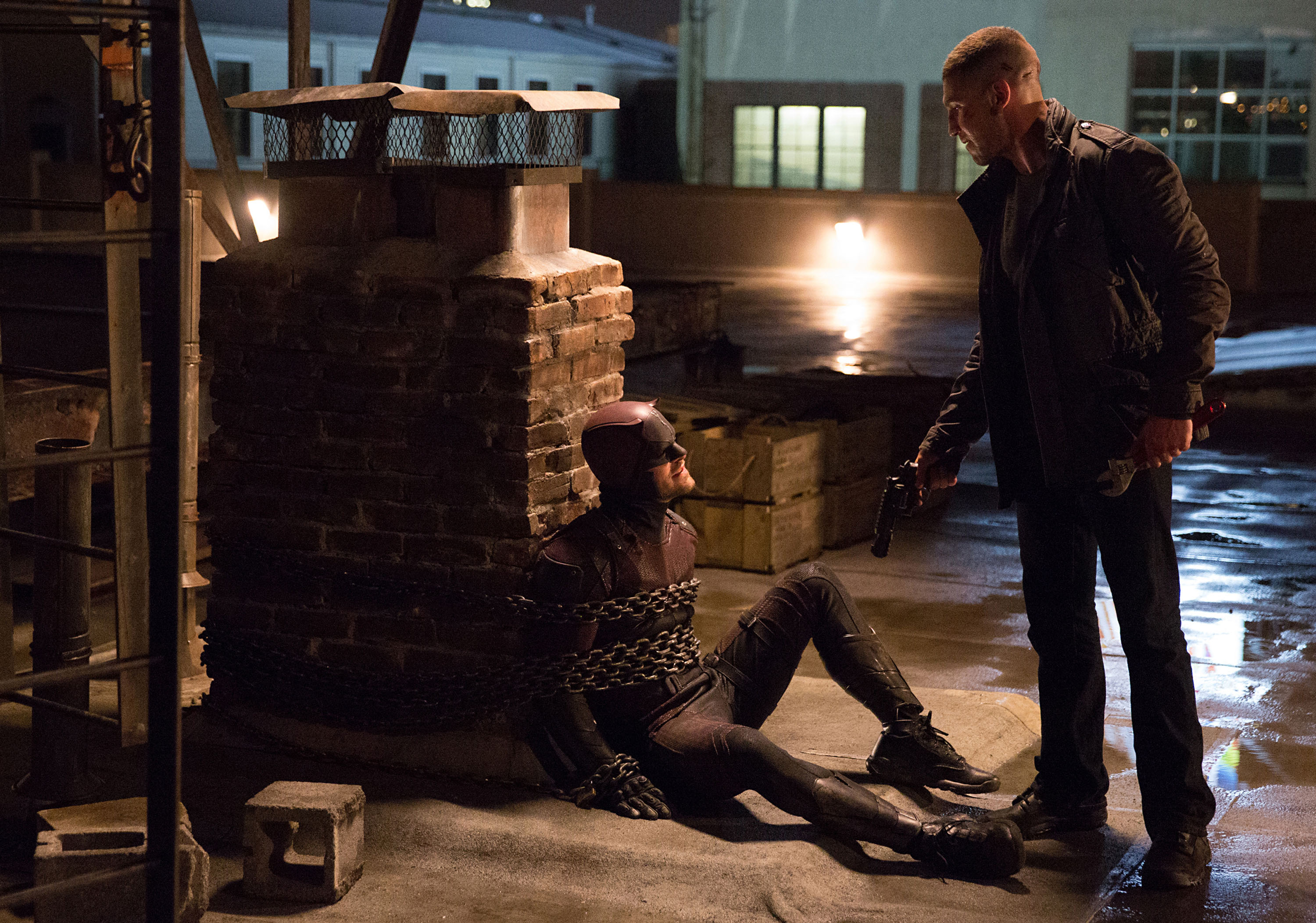 Daredevil (Charlie Cox) et Punisher (Jon Bernthal) se rencontrent pour la première fois à l'écran, dans Daredevil Saison 2 (2016), produit par Marvel & Netflix