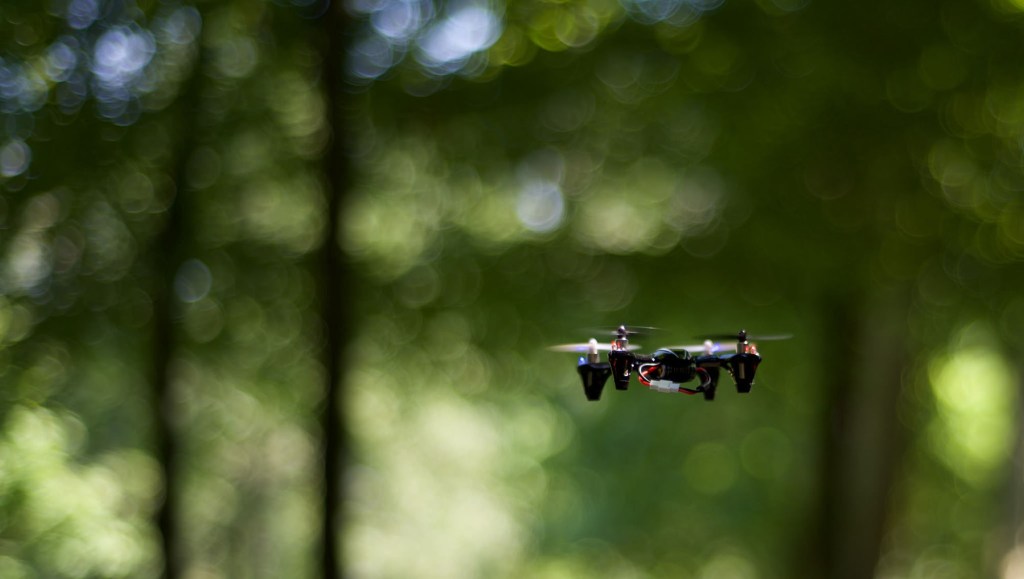 Un drone en forêt. // Source : Benoit
