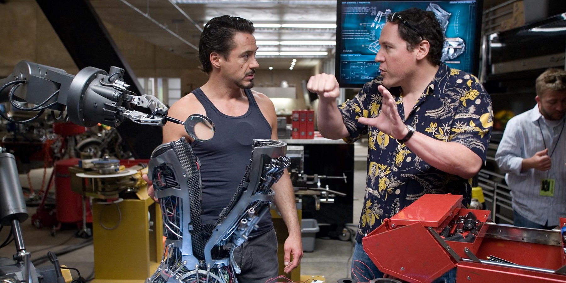 Robert Downey Jr. et Jon Favreau, sur le tournage d'Iron Man (2008), première production Marvel Studios