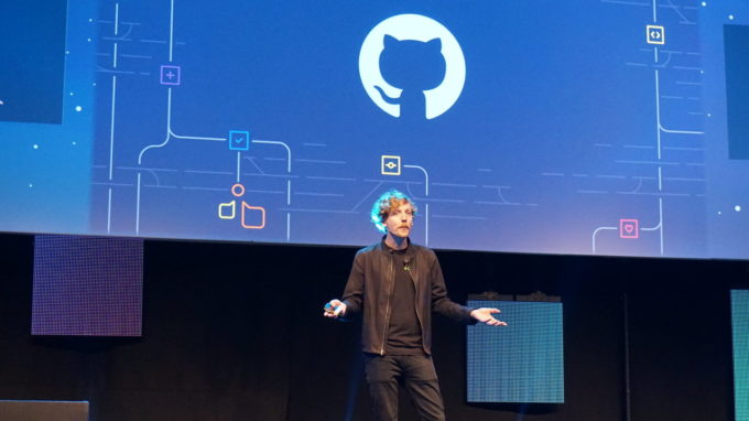 Chris Wanstrath, le CEO de GitHub, lors de la GitHub Satellite. / Photo Numerama