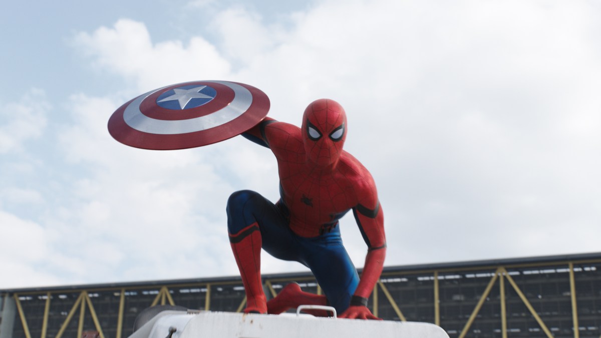 Marvel's Captain America: Civil War

Spider-Man/Peter Parker (Tom Holland)

Le nouveau Spider-Man (Tom Holland) faitses premiers pas chez Marvel Studios, dans Captain America - Civil War (2016), avant son propre film, produit par Sony

© Marvel 2016