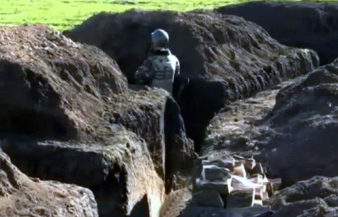 Tranchée ukrainienne dans le Donbass, (télévision locale, 2014) Tranchée ukrainienne dans le Donbass, (télévision locale, 2014)