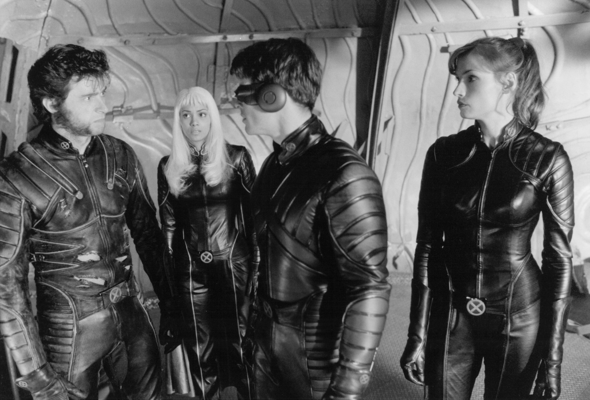Hugh Jackman, Halle Berry, James Marsden et Famke Janssen, sur le tournage de X-Men (2000), produit par la 20th Century Fox
