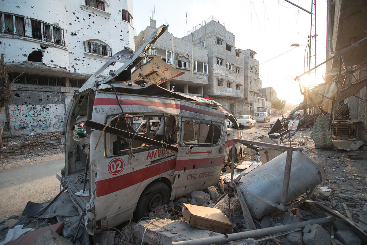Photo prise lors de la trêve de 72 heures du 6 août entre le Hamas et Israël. Une ambulance détruite à Shuja'iyya dans la bande de Gaza. CC. Boris Niehaus