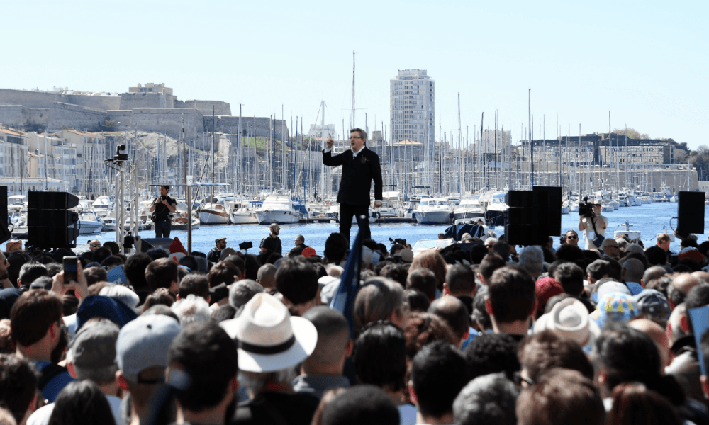 Avant le premier tour, Jean-Luc Mélenchon réunit 70 000 personnes sur le Vieux-Port (BFM). 