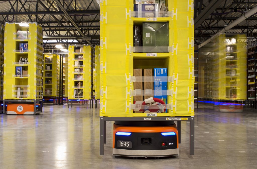 Les petits robots à palettes d'Amazon, les rois des entrepôts