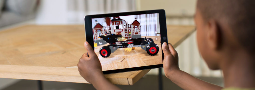 Depuis 2017, ARKit permet aux développeurs d'utiliser la réalité augmentée facilement sur iOS et iPadOS. // Source : Apple