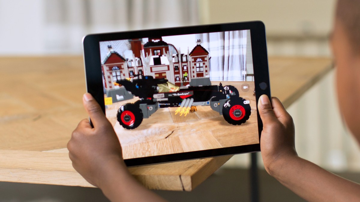 Depuis 2017, ARKit permet aux développeurs d'utiliser la réalité augmentée facilement sur iOS et iPadOS. // Source : Apple