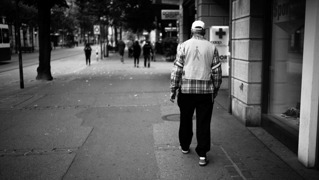 Un aveugle se déplaçant dans la rue. // Source : Tobi Gaulke