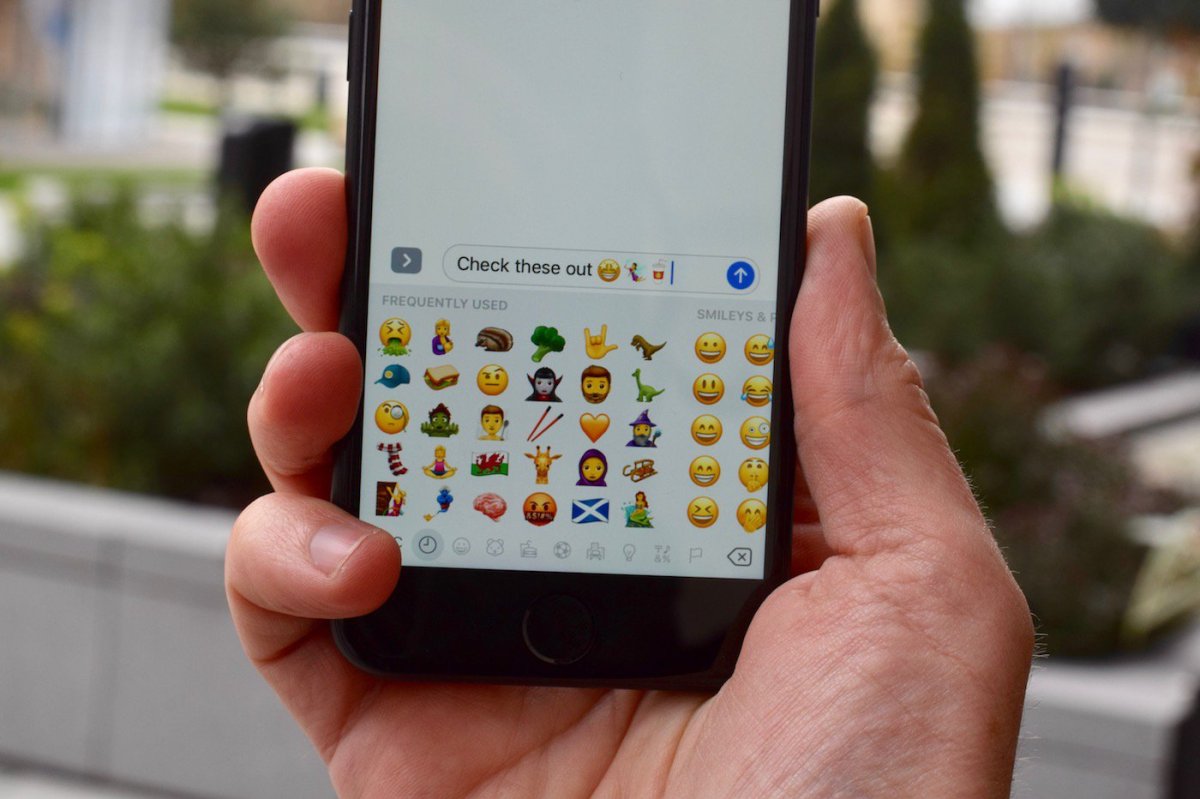 emojipedia-mockup-iphone-new-emojis