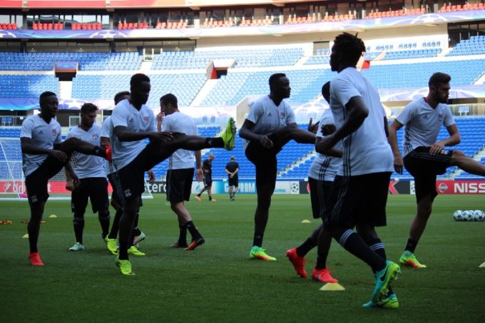 Échauffement des joueurs lyonnais avant leur match de Ligue des champions face au Dinamo Zagreb (14/09/2016). / Clément Pons
Échauffement des joueurs lyonnais avant leur match de Ligue des champions face au Dinamo Zagreb (14/09/2016). / Clément Pons