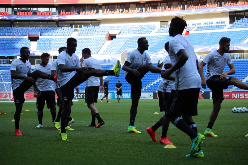 Échauffement des joueurs lyonnais avant leur match de Ligue des champions face au Dinamo Zagreb (14/09/2016). / Clément Pons 
