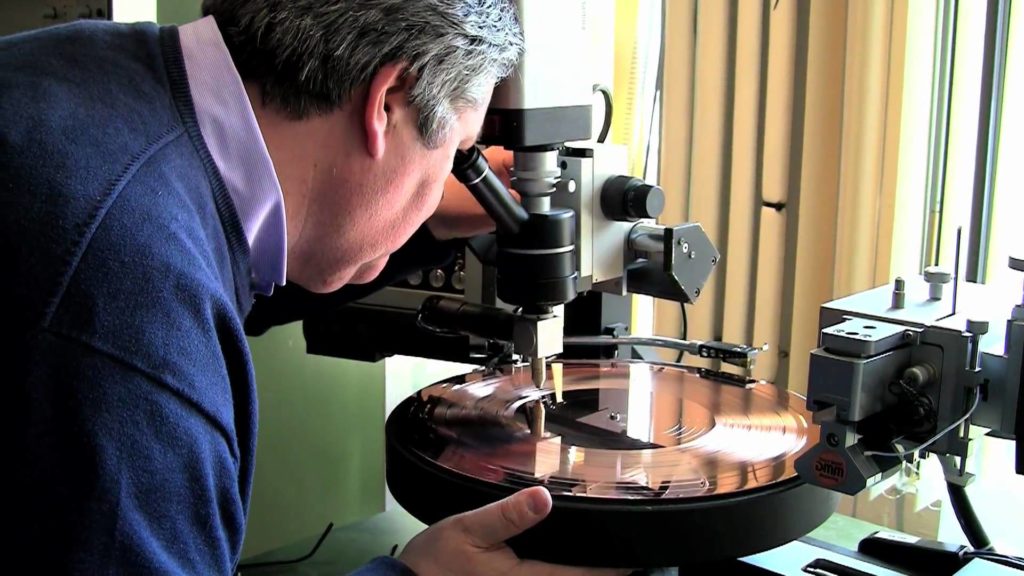 Un lacquer master sous l'oeil de l'ingénieur (The 45s Club) Un lacquer master sous l'oeil de l'ingénieur (The 45s Club)