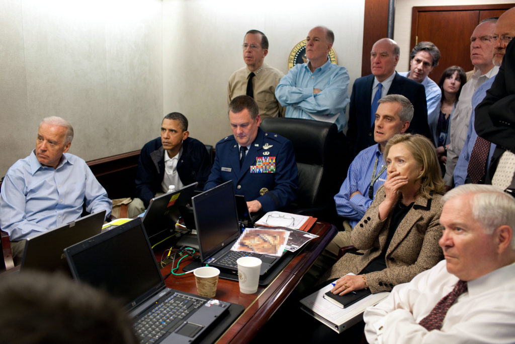 La situation room exceptionnellement dévoilée durant la traque de Ben Laden 
CC. Pete Souza