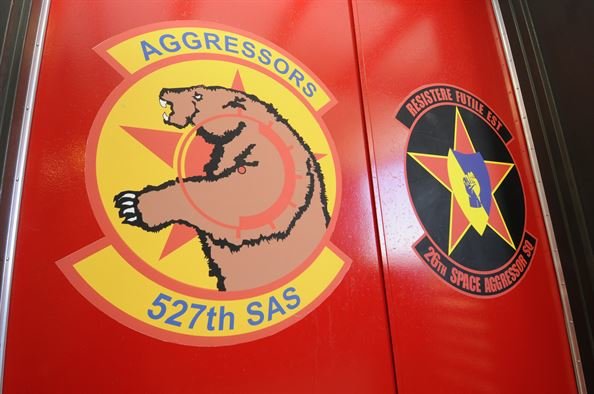 Les emblèmes des deux escadrons (527th et 26th) de Space Agressors - US Air Force / 2nd Lt. Darren Domingo 