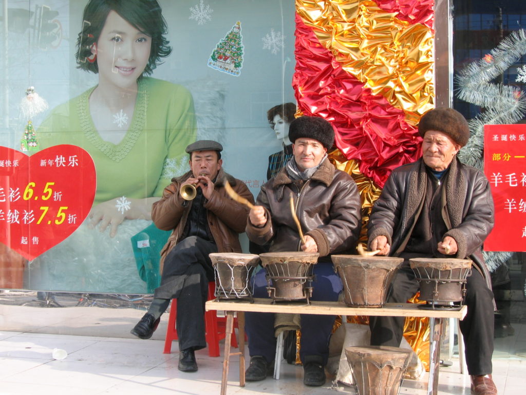 Des musiciens ouighours à Korla, une ville du Xinjiang. // Source : cce