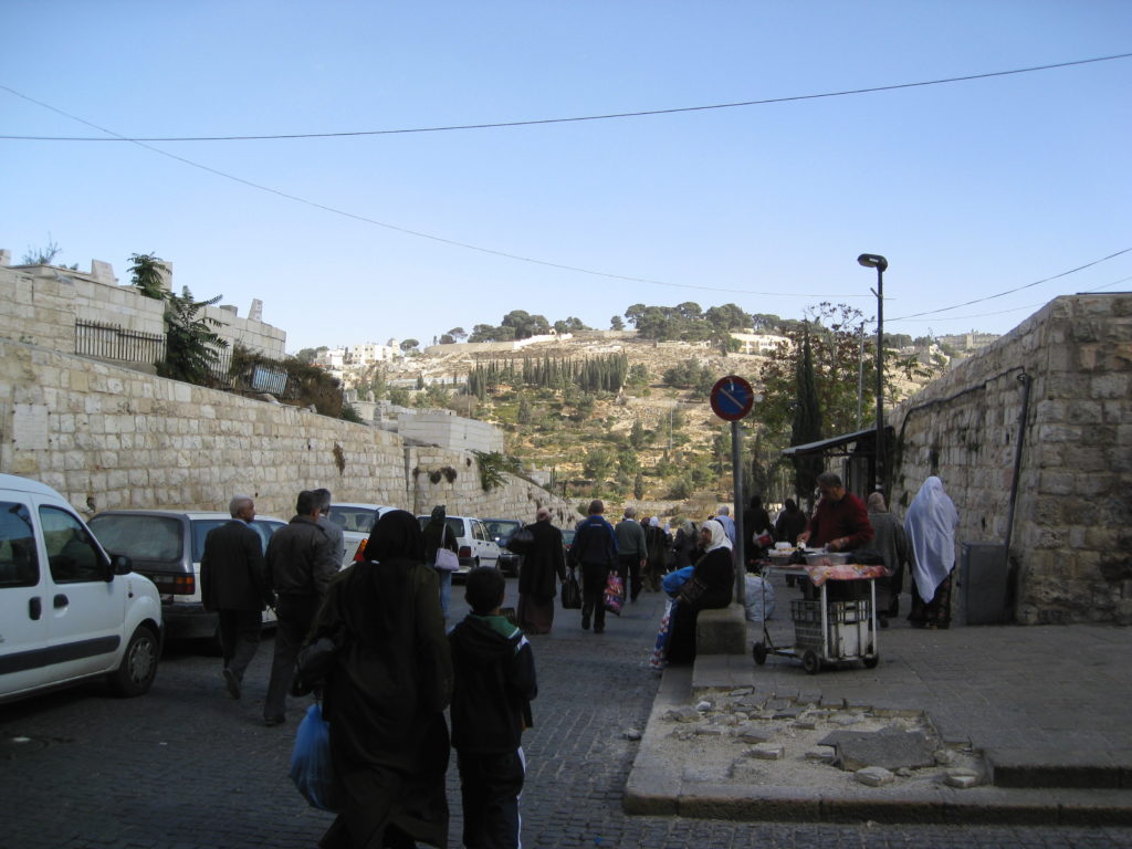 La porte des Lions,  vue sur les cimetières juifs au-dessus du Gethsemane (Mont des Oliviers).
CC. Chris Yunker