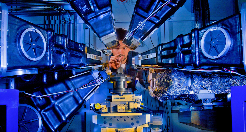 L'ESRF et son colossal accélérateur capable de créer des rayons  « 100 milliards de fois plus brillants que les rayons X utilisés à l'hôpital ». 