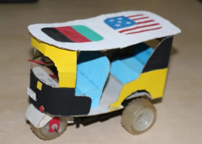 La petite voiture motorisée sur laquelle l'équipe s'est entraînée en attendant que leurs pièces passent la douane.