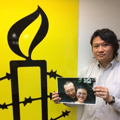 Patrick Poon tient entre ses mains une rare photo du couple Xiaobo (Twitter)