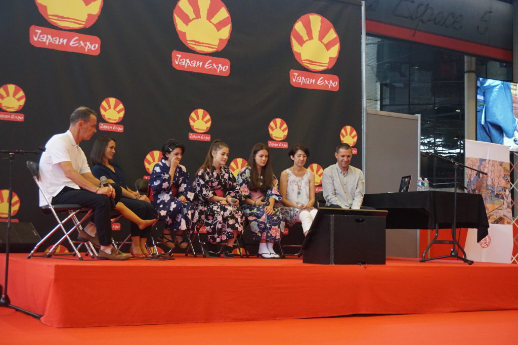 La famille Minuscule au grand complet, en pleine présentation de leurs vidéos à la Japan Expo.