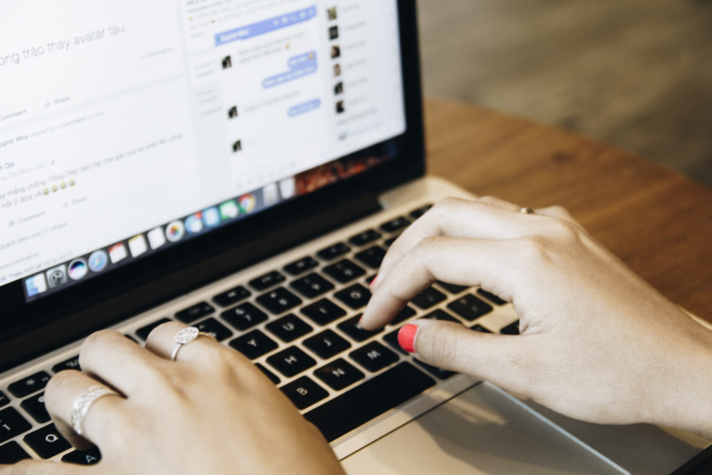 mains-clavier-keyboard-facebook mains-clavier-keyboard-facebook